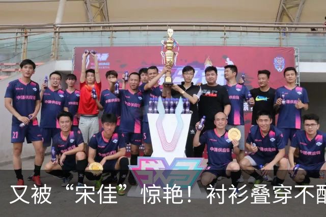 又被“宋佳”惊艳!衬衫叠穿不配裤子乐福鞋,这样打扮更时尚显贵